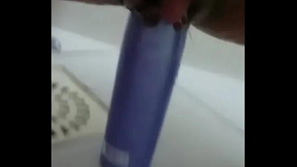 New Stuffing the shampoo into the pussy and the growing clitoris new Clips