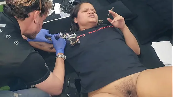 New My wife offers to Tattoo Pervert her pussy in exchange for the tattoo. German Tattoo Artist - Gatopg2019 new Clips