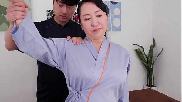 新しい A Big Boobs Chiropractic Clinic That Makes Aunts Go Crazy With Her Exquisite Breast Massage Yuko Ashikawa 新しいクリップ